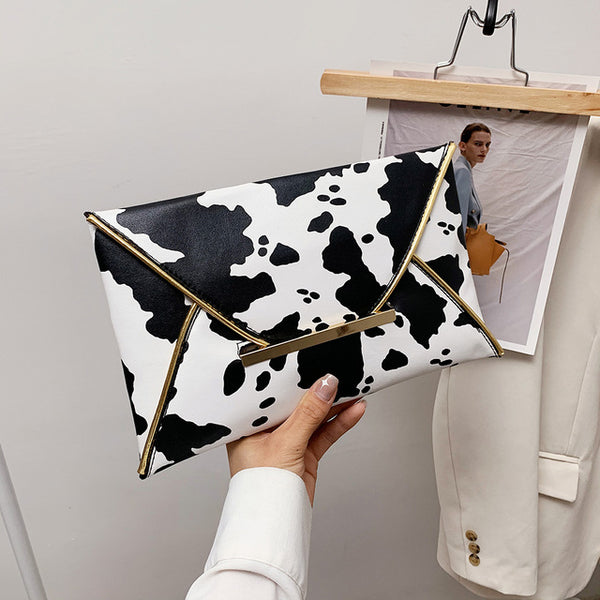 The Snake Pattern Envelope Clutch Sis a flat, lined envelope clutch bag with colored alligator snake pattern. Magnetic metal tab closure. In 100 Percent PU eco leather.